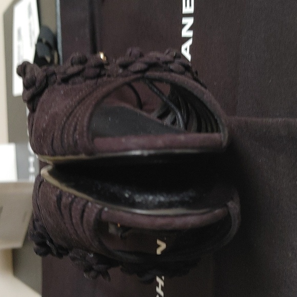 Chanel Black Suede Sandals 40 Interlocking CC Logo Camellia Flowers 2021 Cruise - Picture 10 of 16